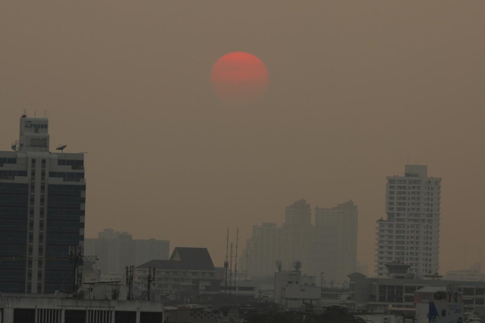 A shroud of hazardous ultra-fine PM2.5 dust particles covers the Bangkok skyline on Tuesday. (POST TODAY)