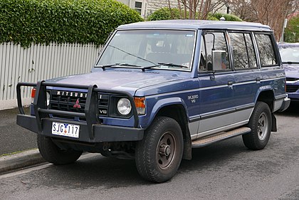 1990_Mitsubishi_Pajero_(NG)_Superwagon_V6_wagon_(2015-07-24)_01.jpg