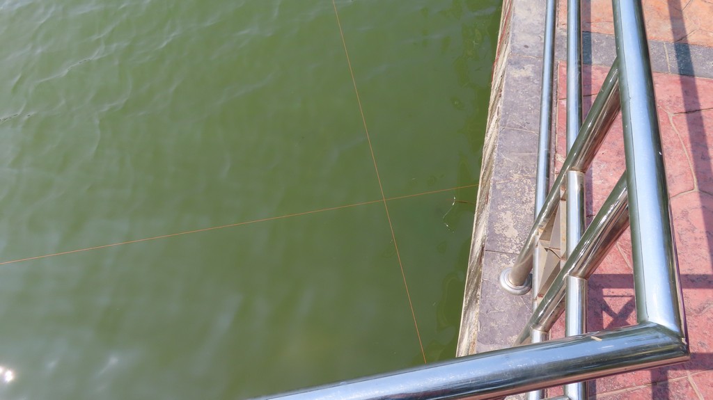 X marks the spot.  You can see the perfect right angle created by the fishing line.