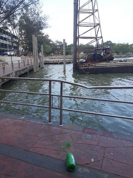 It looks as though it wasn'tonly the camera struggling to pick out the fishing line.  They've replaced it with green string.
