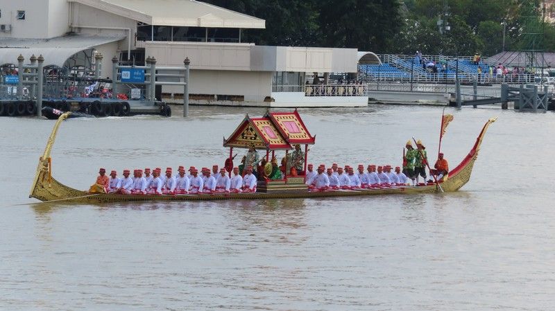 Ekkachai  Hoen Hao or Ekkachai Lao Thong.  These barges are mentioned in the account of the reign of King Narai the Great (reigned 1656 - 1688) of the Ayutthaya Kingdom.